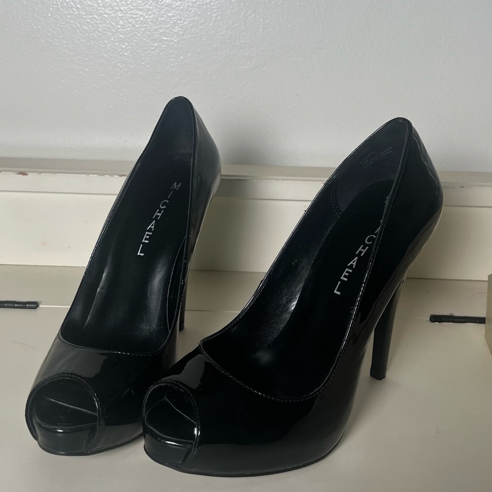 Michael leather heels. Women’s size 7. GORGEOUS!! EUC! Minor scuff on inside. - Picture 4 of 8